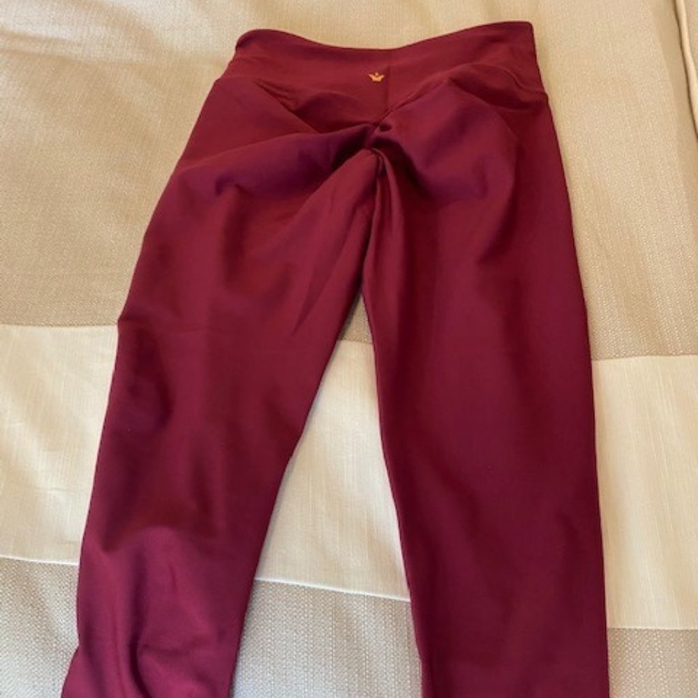 Obsession Capri Leggings - Picture 4 of 4